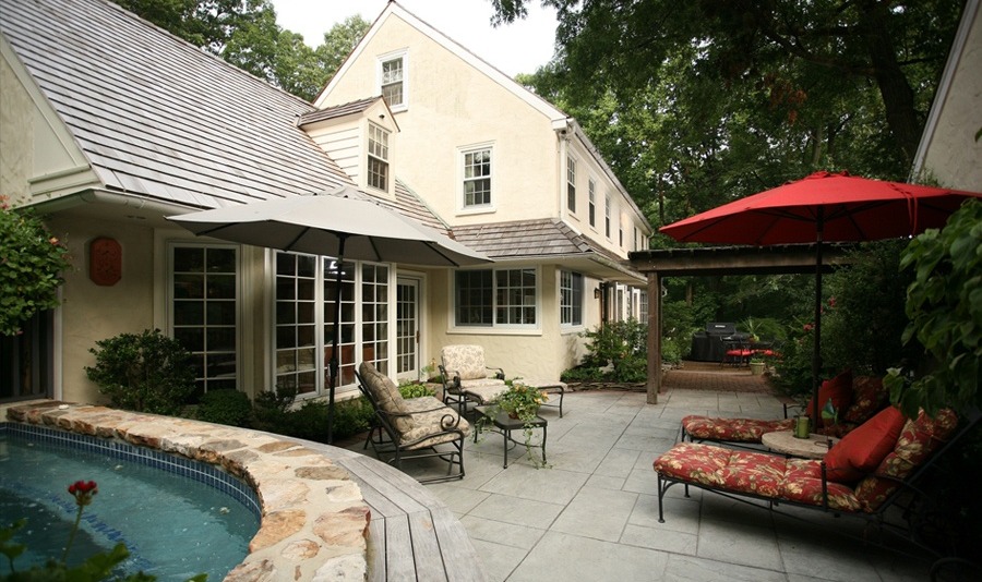 Indoor-Outdoor living space with pool and pergola 